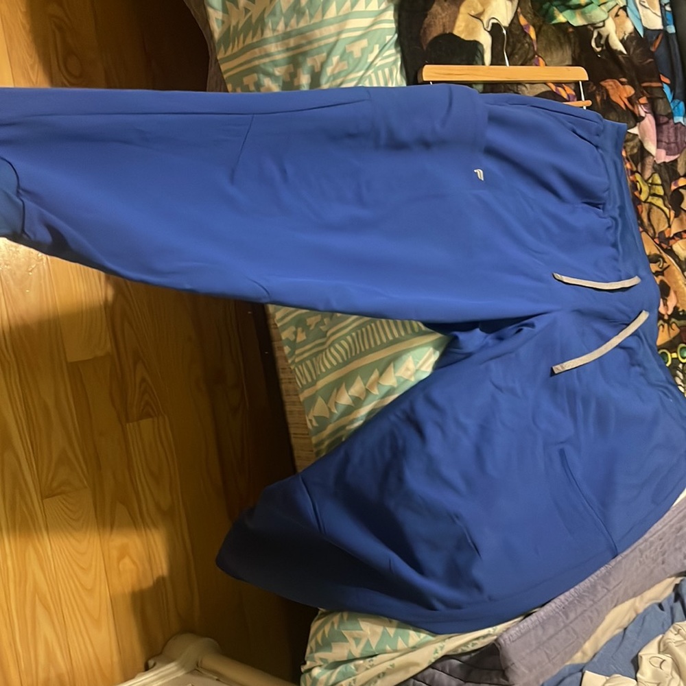 Fabletics Scrub Set - image 5